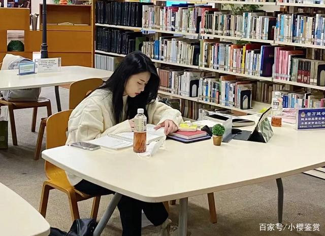 中專的風吹到了211大學，研究生曬學生證慶祝，評論區卻一股酸味