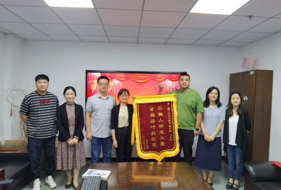 樂做人梯通大廈 甘當(dāng)綠葉托紅花